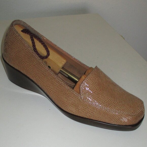 Aerosoles Final Exam Womens Tan Faux Snakeskin 1.5" Wedge Loafer - Size 7.5M - Picture 1 of 9
